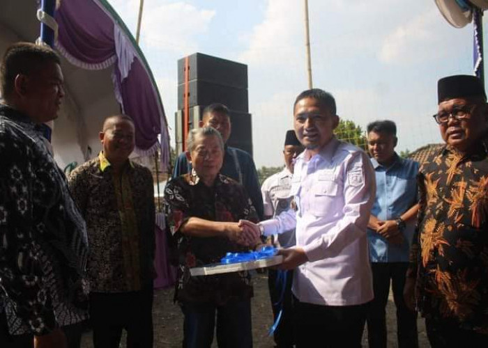 Anggota Komisi IV DPR RI Fraksi PAN Alimin Abdullah, Serahkan Bantuan Excavator KKP RI