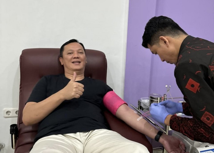 Meski Sibuk Kampanye, Aries Sandi Luangkan Waktu Donor Darah