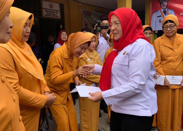 Pemkot Bandar Lampung Beri Puluhan Veteran Paket Sembako