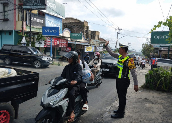 Urai Kemacetan di Gisting, Satlantas Polres Tanggamus Pasang Traffic Cone di Titik Rawan