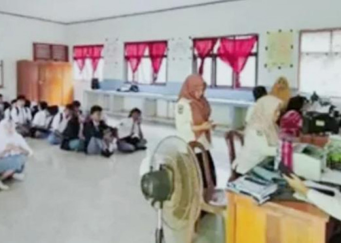 Disdukcapil Way Kanan Jemput Bola Pelayanan Adminduk  di SMAN 1 Rebang Tangkas