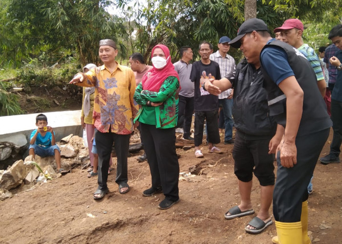 Walikota Eva Kunjungi Warga Perumahan Glora Persada yang Terdampak Banjir
