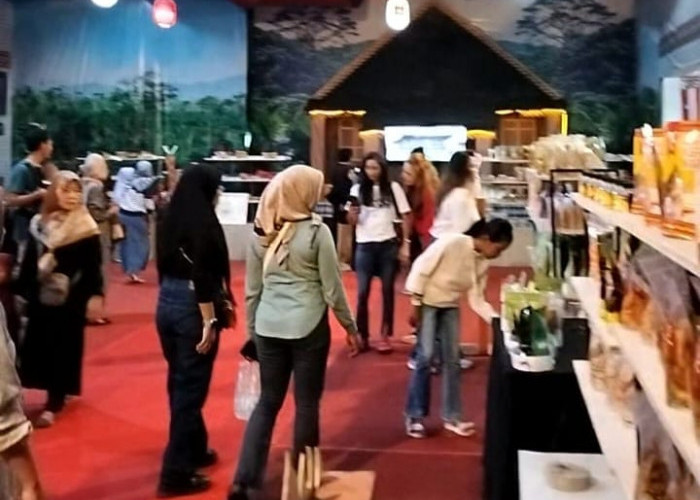 Lagu-lagu Lampung Negeri Diatas Awan Memukau Ratusan Masyarakat Pengunjung Anjungan 
