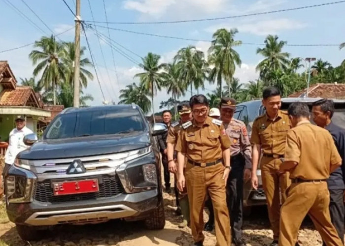 Bupati Lampura Sambangi Warga Desa Nyapah Banyu Yang Terdampak Banjir 