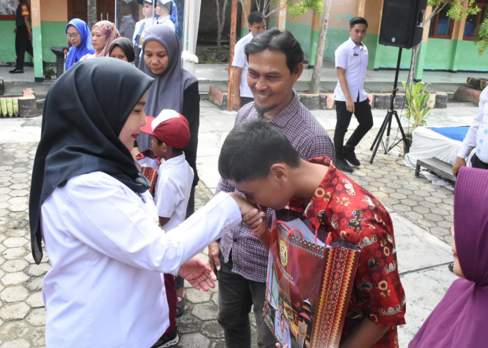 Pemkot Bandar Lampung Serahkan 18.508 Paket Perlengkapan Sekolah Kepada Siswa Biling