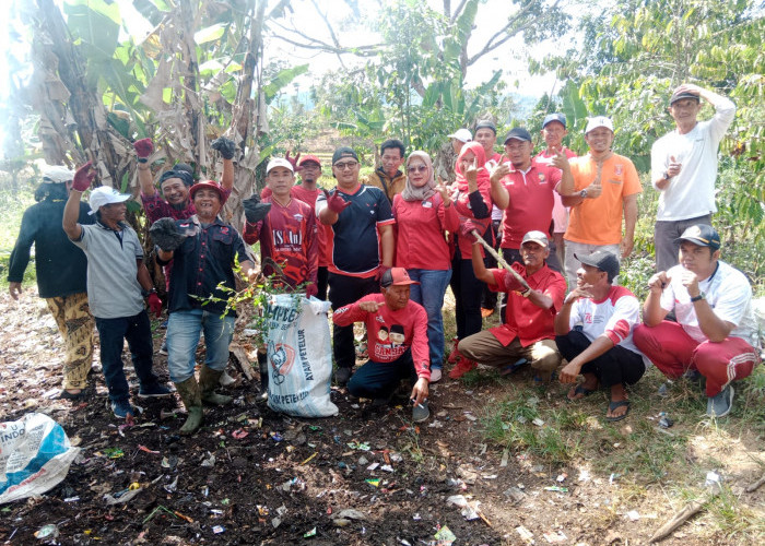 DPC PDIP Lampung Barat Gelar Gerakan Operasi Bersih Sampah