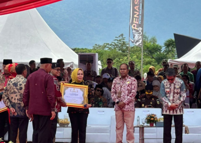 Gubernur Arinal Djunaidi Terima Penghargaan Dari Menteri Pertanian RI Pada Penutupan Penas Tani Nelayan XVI