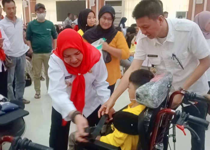 Penyerahan Bantuan Oleh Walikota Bandar Lampung Berupa Kursi Roda dan Beras Kepada Anak Penyandang Disabilitas