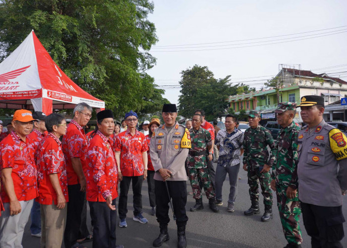 Polres dan Kodim Bersama PSMTI Lampung Utara Bagikan Takjil Kepada Warga