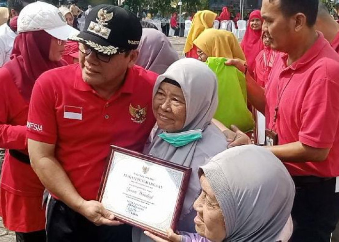 Pemkot Metro Beri Penghargaan Pada Sebanyak 21 Kader Posyandu