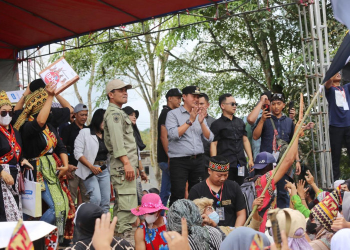 Pj Bupati Lampung Barat Rayakan Hari Raya Idul Fitri Dengan Ikuti Budaya Sekura