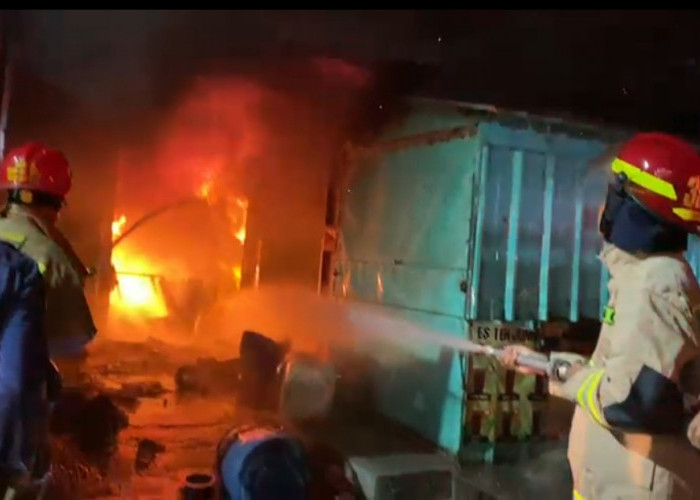 Ruko Tiga Lantai di Pasar Gudang Lelang Habis Terbakar, Kerugian Capai Rp300 Juta