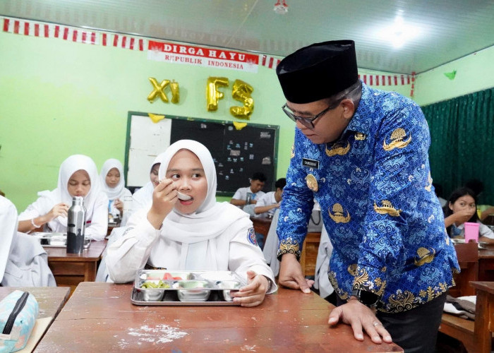 Pj Gubernur Lampung Tinjau Program MBG di SMAN 1 Bandar Lampung dan SMK Utama