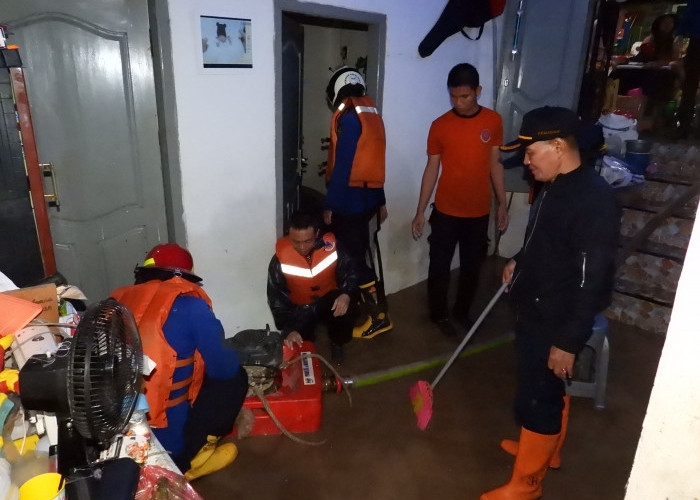 Pemkot Bandar Lampung Sigap Bantu Bersihkan Rumah dan Beri Beras serta Sembako Korban Banjir