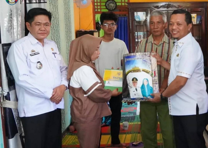 Bupati Pringsewu Berikan Santunan ke Keluarga PMI Meninggal di Malaysia