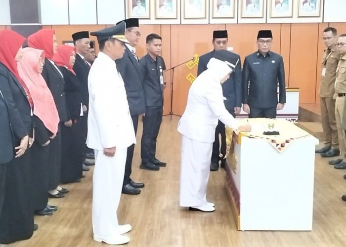 Bupati Saleh Asnawi Lantik 12 Pejabat Mulai dari Administrator Hingga Pengawas