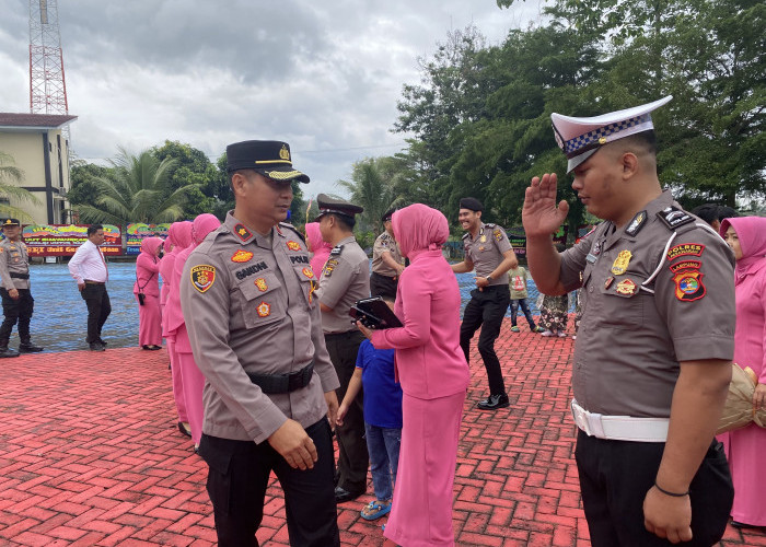 Polres Pesawaran Gelar Upacara Kenaikan Pangkat 28 Personel, Wujud Apresiasi Di Momen Hari Bhayangkara ke-79.