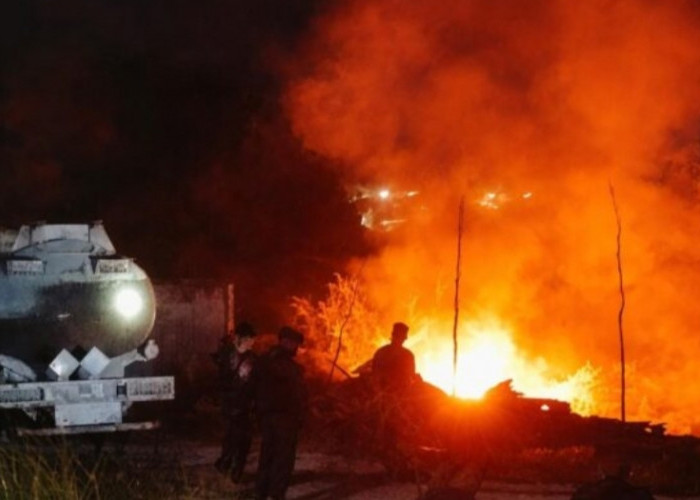 Gudang BBM Ilegal Terbakar Hebat di Pesawaran, Satu Mobil Tangki Ikut Hangus
