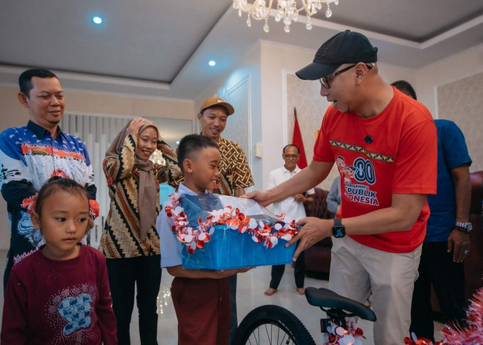 Raihan Siswa SD yang Viral Panjat Tiang Bendera Dapat Hadiah Dari Gubernur Mirza