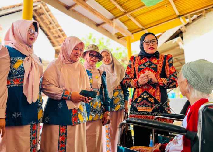 Ketua DPRD Metro Ria Hartini Sambangi Lansia, Salurkan Bantuan dan Beri Dukungan Moral
