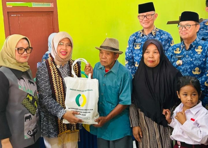 Bupati Lamtim Dampingi Penyerahan Bantuan Pangan IPKP untuk 534 KK di Desa Pakuan Aji