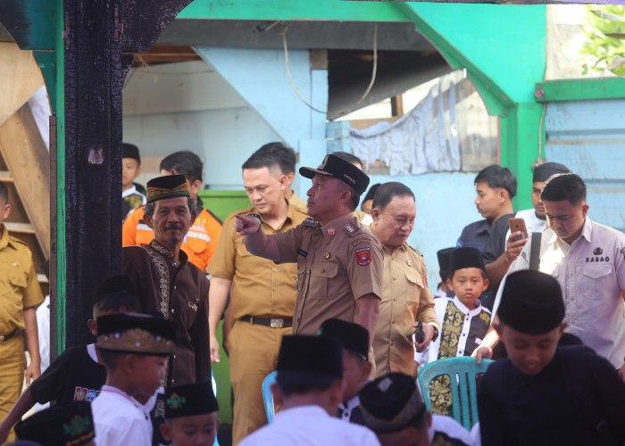 Tinjau TPA Sunan Bonang Pasca Kebakaran, Bupati Parosil Serahkan Bantuan dan Ingatkan Bahaya Korsleting
