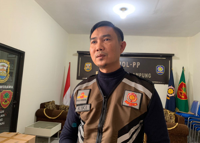 Satpol PP Bandar Lampung Tertibkan Ribuan APK Caleg dan Cawapres