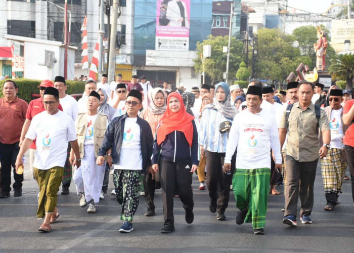 Warga Bandar Lampung Jalan Sehat Sarungan di Peringatan Hari Santri