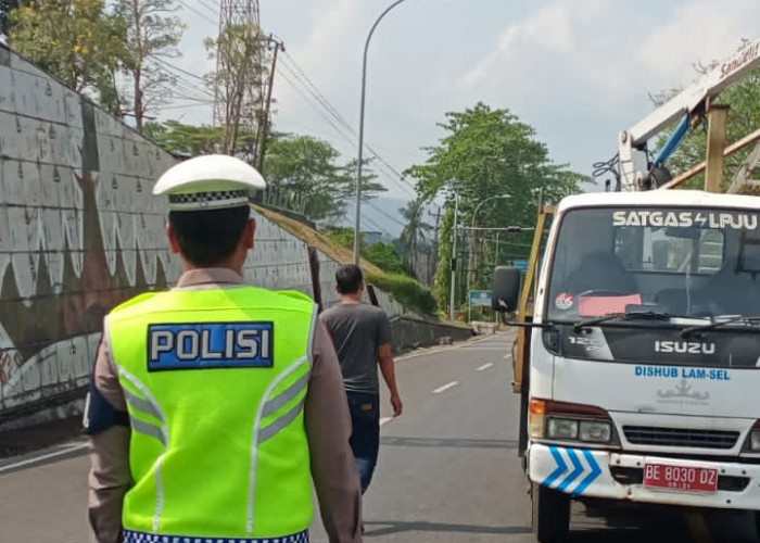    Polisi Pasang Water Barier  di Sepanjang Depan Graha Pena Lamsel 