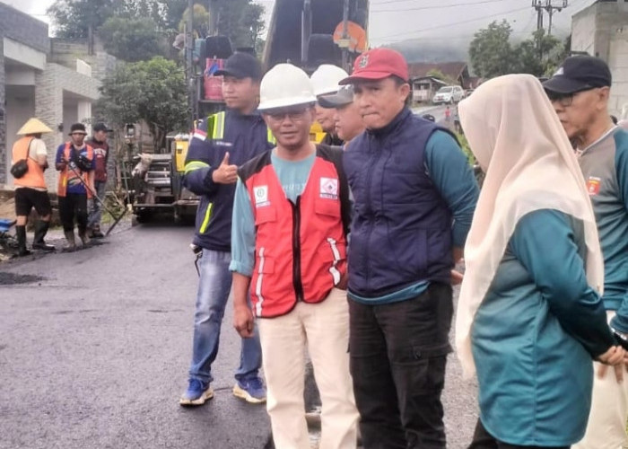 Pengaspalan Jalan Pekon Waspada Disambut Antusias Warga