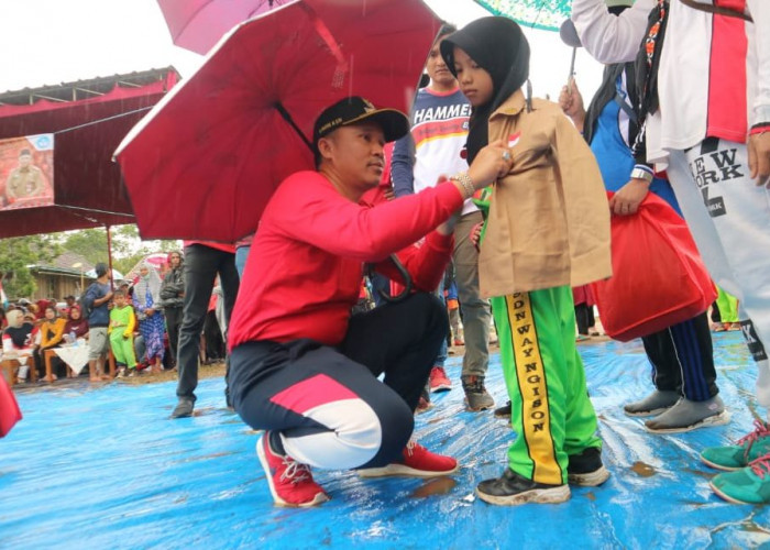 PM-MH Janji Lanjutkan Program Pro Rakyat Seragam Plus Tas Gratis