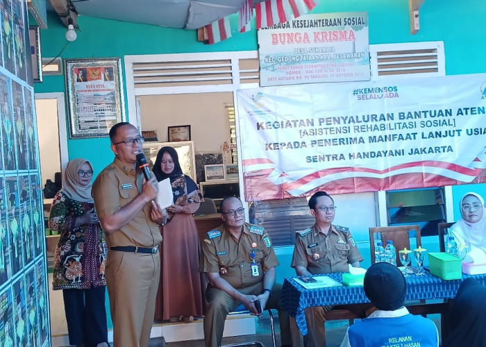Bupati Pesawaran Salurkan Bantuan ATENSI untuk Lansia