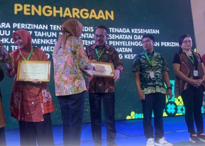 DPMPTSP Bandar Lampung Raih Penghargaan   Penyelenggara Perizinan Tenaga Medis dan Tenaga Kesehatan 