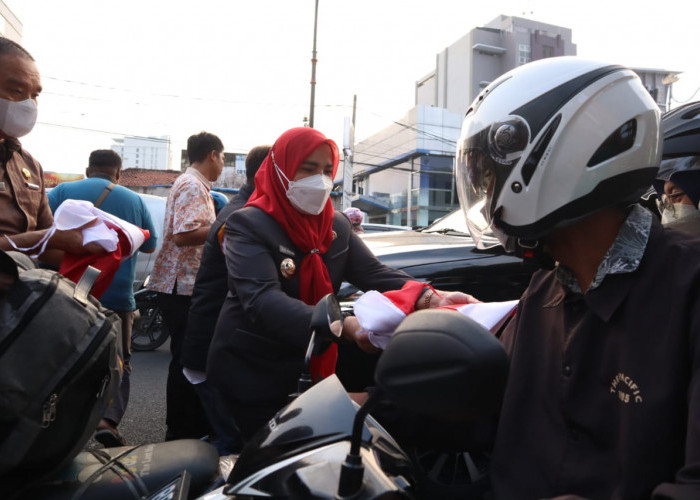 Walikota Eva Bagikan 3800 Bendera Marah Putih ke Warga Bandar Lampung