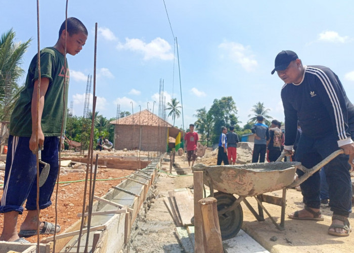 Beri Bantuan 200 Sak Semen, Arnando Tertangkap Kamera Dorong Angkong di Ponpes Alfalah Minhajul Karomah 