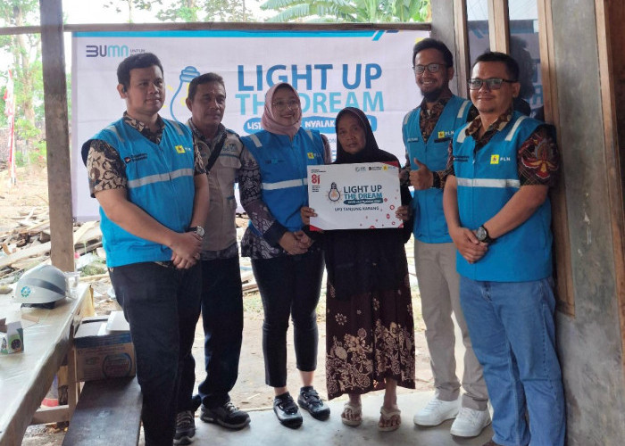 Jelang Hapelnas, Light Up the Dream PLN Hadirkan Listrik Gratis dan Sembako bagi Keluarga di Sabah Balau
