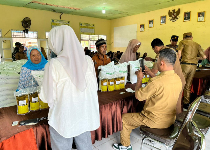 Pemkab Lampung Timur Salurkan Bantuan Beras dan Minyak Goreng untuk 724 KPM di Batanghari