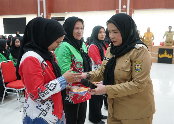 Walikota Eva Bagikan Dana Insentif Kader Posyandu, Poskeskel dan Pokmas Bandar Lampung