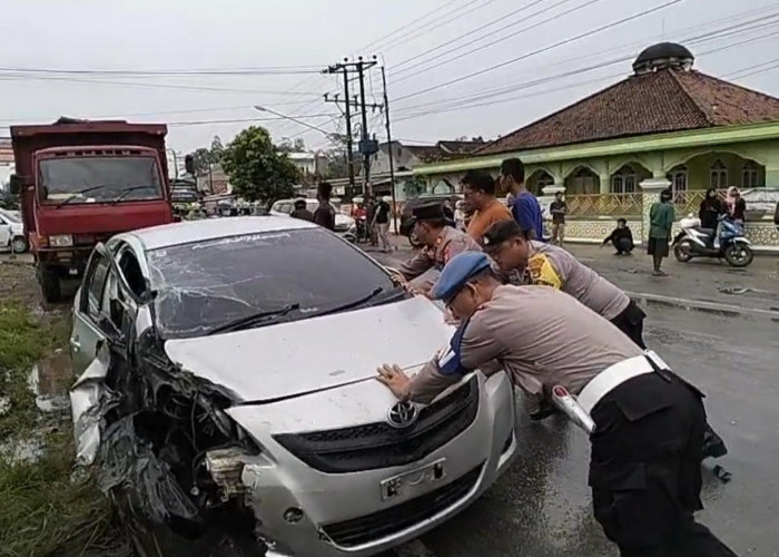 Fuso Tabrak Vios Hingga Ringsek di Jalinsum Blambangan Pagar 