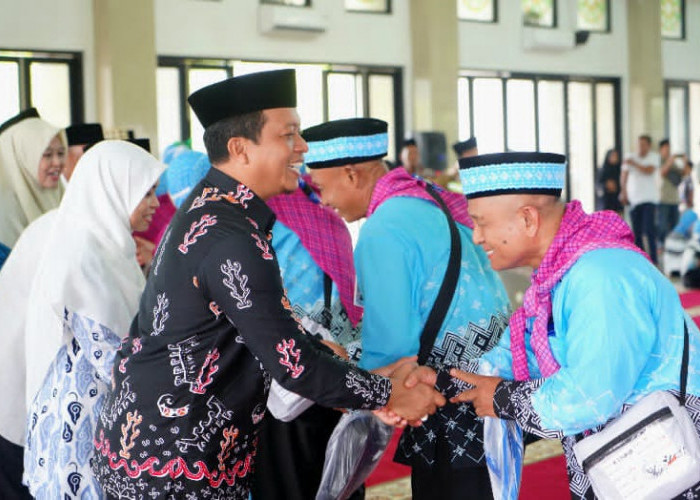 Bupati Pringsewu Lepas Keberangkatan Ratusan Jamaah Calon Haji ke Tanah Suci