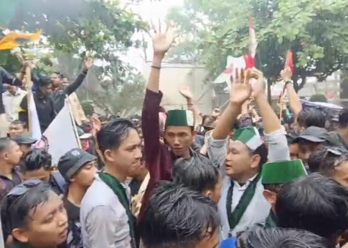 Ribuan Massa Gelar Aksi Demonstrasi di DPRD Metro, Sampaikan 11 Tuntutan