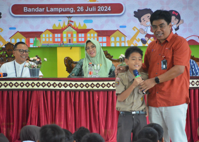 OJK Lampung Edukasi Pelajar Tentang Cerdas Keuangan di SDN 2 Rawa Laut