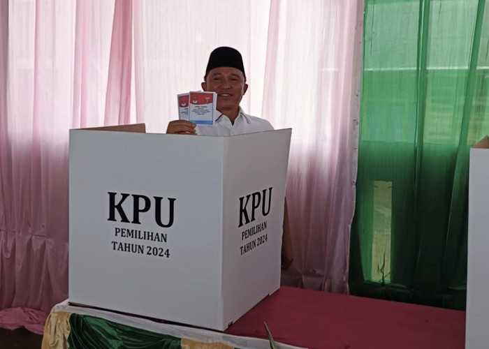 Parosil Mabsus Memberikan Hak Pilihnya di TPS 5 Pekon Purawiwitan, Kecamatan Kebun Tebu