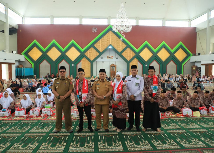 Mad Hasnurin Lepas 53 Jamaah Umroh Asal Lambar, Arrumaisya Jamaah Termuda
