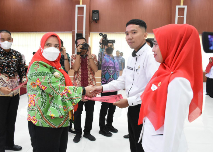 Walikota Eva Serahkan 304 SK PPPK