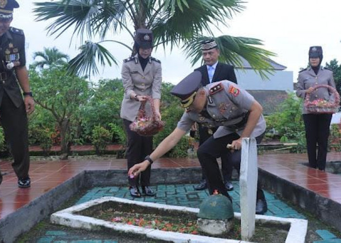 Hari Bhayangkara Ke 79, Polres Kota Metro Tabur Bunga di TMP