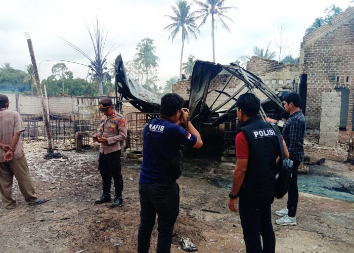 Rumah Diduga Gudang BBM Ilegal Milik Oknum Inisial AP Di Lamteng Terbakar, Polisi Lakukan Penyelidikan