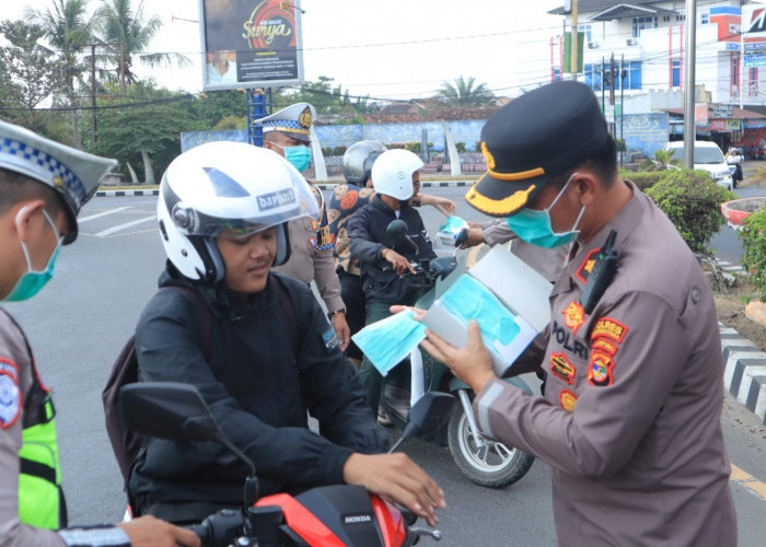 Abu Vulkanik Anak Krakatau Merebak, Polres Lampung Utara Bagikan Masker kepada Warga