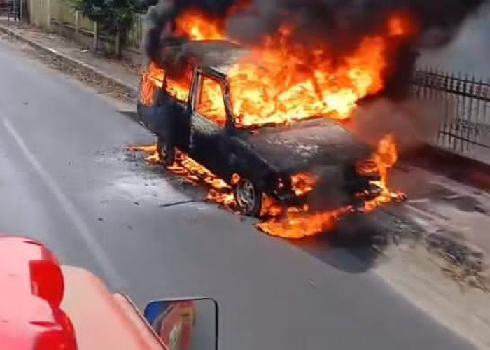 Toyota Kijang Terbakar Hebat di Jalan Jenderal Sudirman Metro Barat