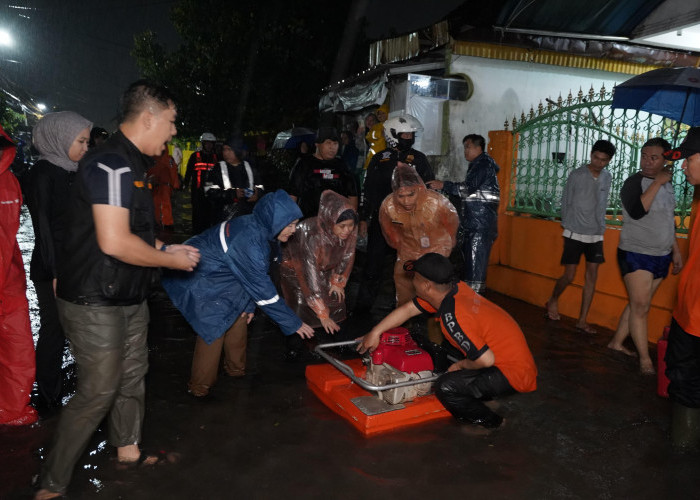 Gerak Cepat, Walikota Eva Turun Pantau Banjir Saat Ujan Deras